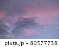 パステルカラーに染まった朝焼けの雲と空 80577738