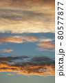 ミルフィーユ状の朝焼けの雲と空 80577877