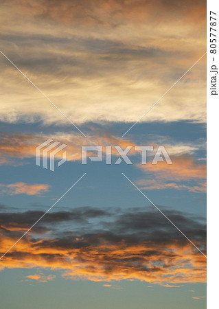 ミルフィーユ状の朝焼けの雲と空 80577877