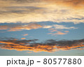 ミルフィーユ状の朝焼けの雲と空 80577880