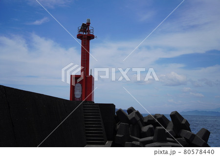 東牟岐港の赤い灯台 80578440