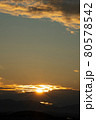 日の出の後光と朝焼け空 80578542