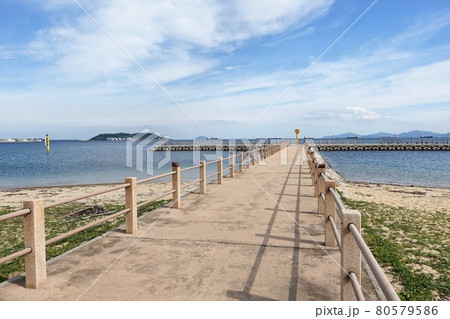 下関市西山海水浴場の消波提 遠くに六連島 下関市西山海水浴場の消波提 遠くに六連島 80579586