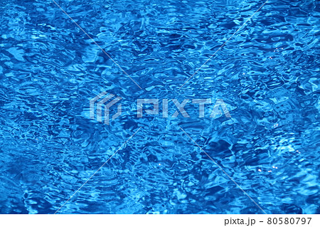 プールの水面の波紋 80580797
