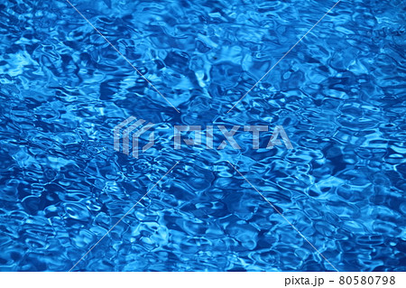 プールの水面の波紋 80580798