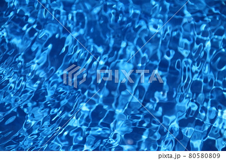 プールの水面の波紋 プールの水面の波紋 80580809