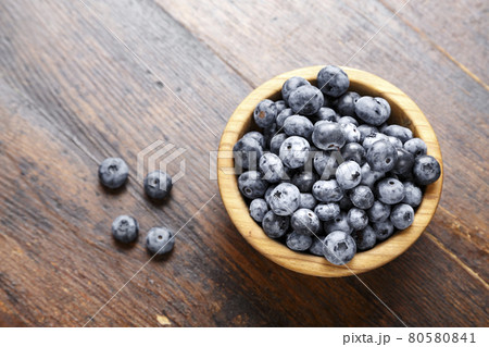 Fresh blueberries in a wooden bowl Fresh blueberries in a wooden bowl 80580841