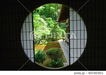 【東福寺】芬蛇院(ふんだいん)の丸窓と庭/京都府京都市 【東福寺】芬蛇院(ふんだいん)の丸窓と庭/京都府京都市 80580901