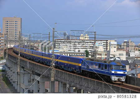 東海道線を走る貨物列車 80581328