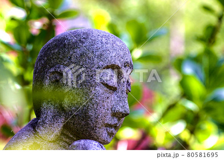 石地蔵と花 石地蔵と花 80581695