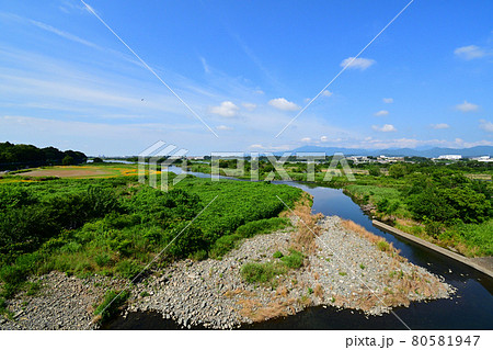 青空と白い雲と、三段の滝前の河川敷広場 80581947