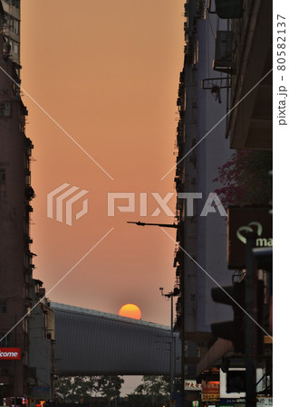 22 april 2021 the sunset at street through Midtown Shek Tong Tsui, hk 22 april 2021 the sunset at street through Midtown Shek Tong Tsui, hk 80582137