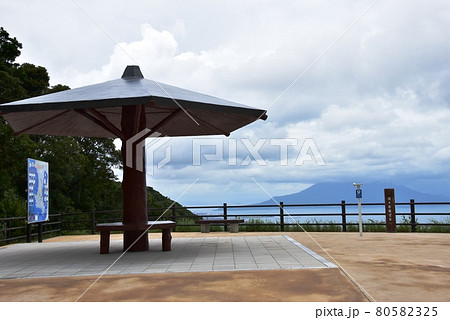 鹿児島市　指宿スカイラインの須々原展望台と桜島 80582325