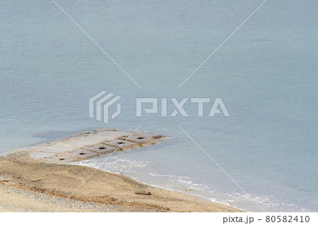 海水浴場の風景 波打ち際 新潟県村上市 海水浴場の風景 波打ち際 新潟県村上市 80582410