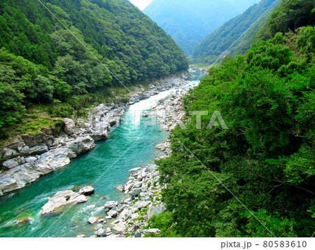 四国・大歩危小歩危・小歩危の少し穏やかな流れと険しい渓谷・徳島県三好市(7) 80583610