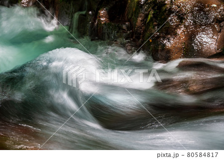 早朝の菊池渓谷の美しい風景 80584817