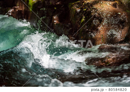 早朝の菊池渓谷の美しい風景 80584820