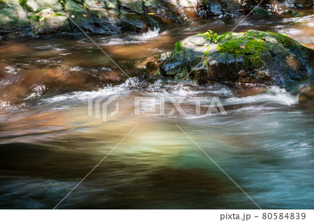 早朝の菊池渓谷の美しい風景 80584839