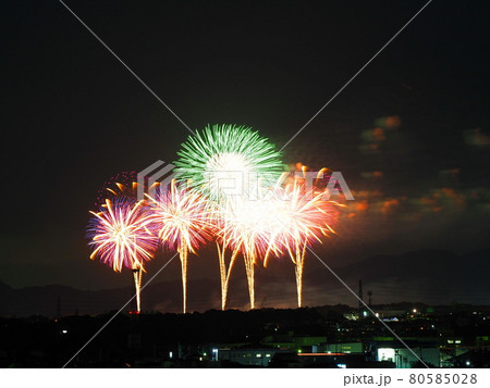 夜空と複数の花火 80585028