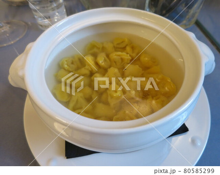イタリア、ラビオリのスープ イタリア、ラビオリのスープ 80585299