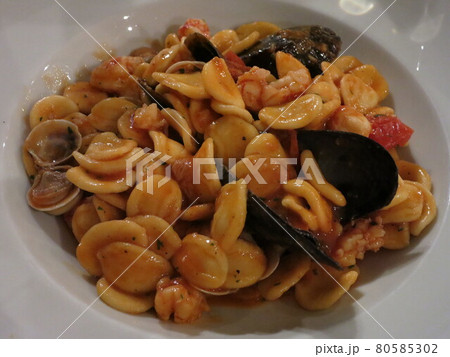 南イタリア名物のパスタ、オレキエッテ 80585302