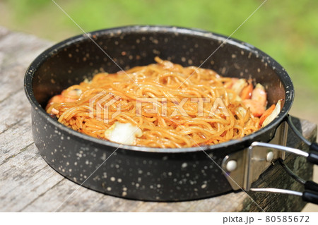 アウトドアで作る焼きそば アウトドアで作る焼きそば 80585672
