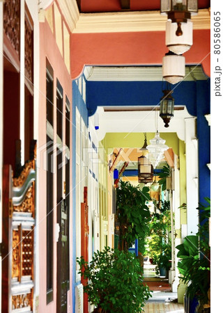 [シンガポール/ブレアロード]カラフルなアーケード 80586065