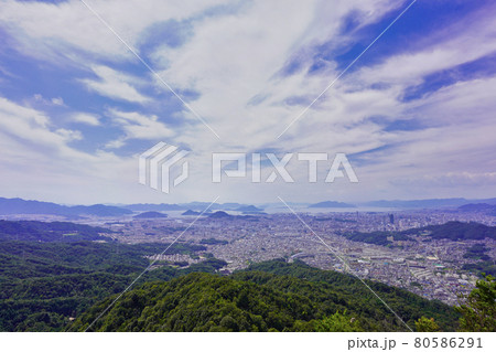 高尾山（広島県府中町）から眺める瀬戸内海と広島市街地 80586291