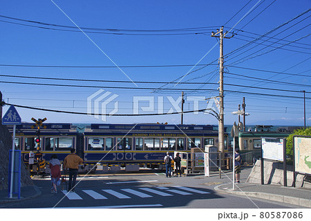【鎌倉市】鎌倉高校前駅の踏切を走る江ノ電 80587086