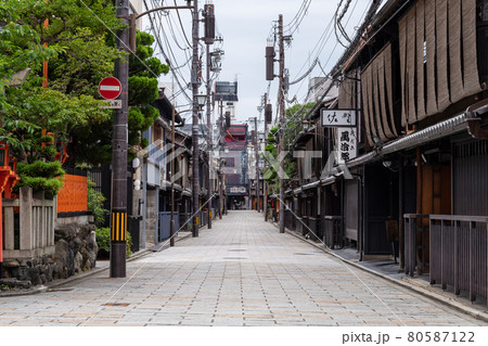 京都祇園の新橋通り 80587122