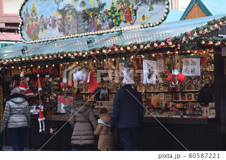 クリスマスマーケットを楽しむ家族(ドイツ・フランクフルト) クリスマスマーケットを楽しむ家族(ドイツ・フランクフルト) 80587221