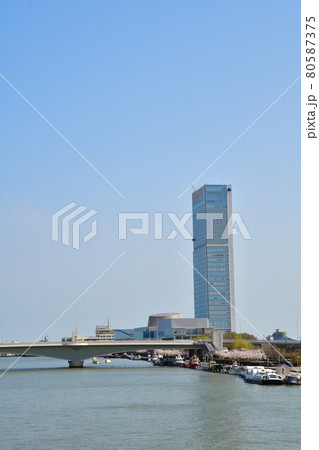 朱鷺メッセと信濃川(新潟県) 朱鷺メッセと信濃川(新潟県) 80587375