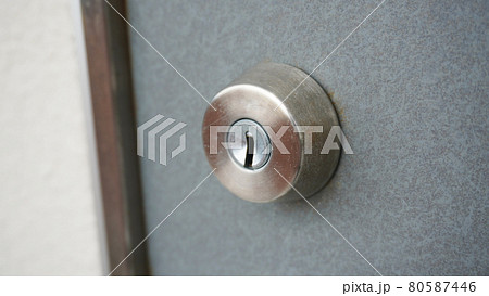 住宅のある風景＜06＞（ドアのカギ穴） 80587446