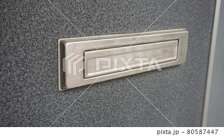 住宅のある風景＜05＞（ドアポスト） 80587447