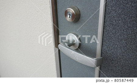 住宅のある風景<02>(アパートの入口ドア) 住宅のある風景<02>(アパートの入口ドア) 80587449