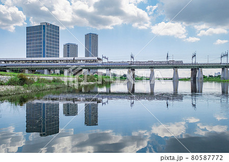 公園の風景　二子玉川駅と街並みを映す水面　東京都　世田谷区立兵庫島公園 80587772