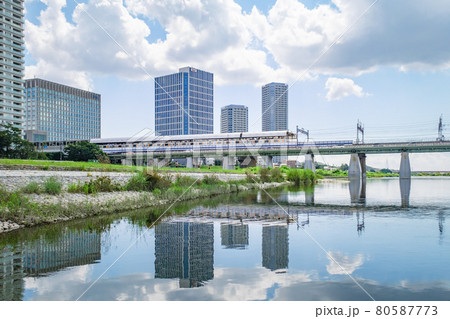 公園の風景　二子玉川駅と街並みを映す水面　東京都　世田谷区立兵庫島公園 80587773