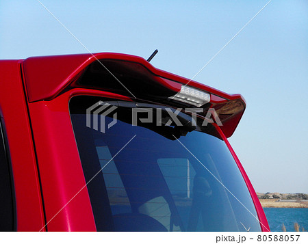 軽自動車のルーフエンドスポイラーとリアワイパー 80588057