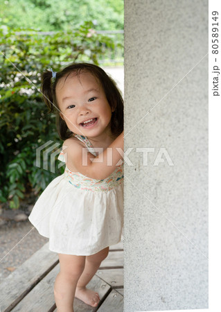 真夏の公園で遊ぶ幼児 真夏の公園で遊ぶ幼児 80589149