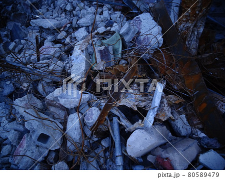 コンクリートの瓦礫の山 80589479