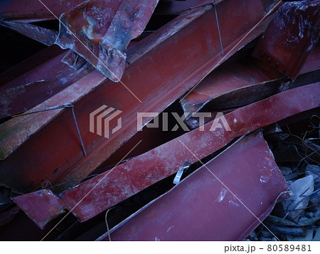 鉄骨の瓦礫の山 80589481