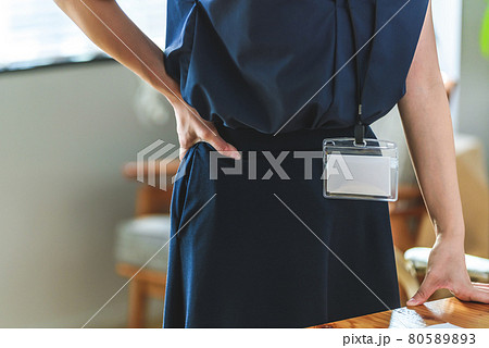 腰痛に悩む 80589893