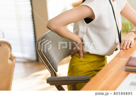 腰痛に悩む 80589895