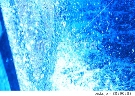 カラー　水　落水　飛沫　公園　（2021年8月登録）最大サイズ：L 80590283