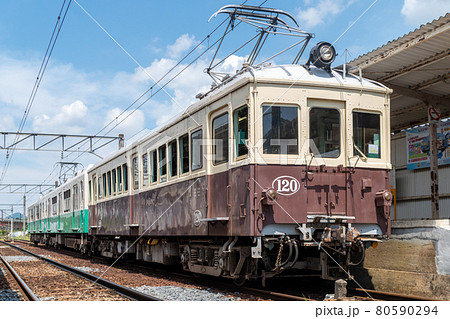 滝宮駅に停車する琴電レトロ電車 80590294