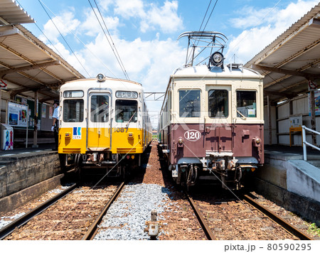 滝宮駅に停車する琴電レトロ電車と1080形 80590295