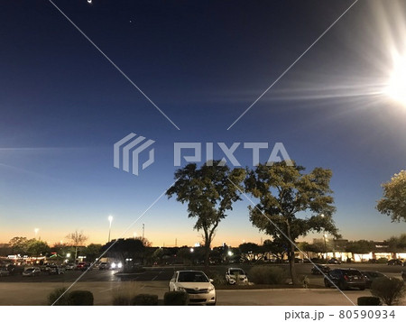 アメリカテキサス州サンアントニオの夕日 80590934