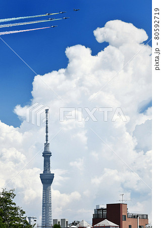 東京上空を飛ぶブルーインパルス 80592719