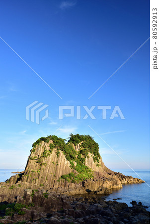 朝の越前海岸鉾島 80592913