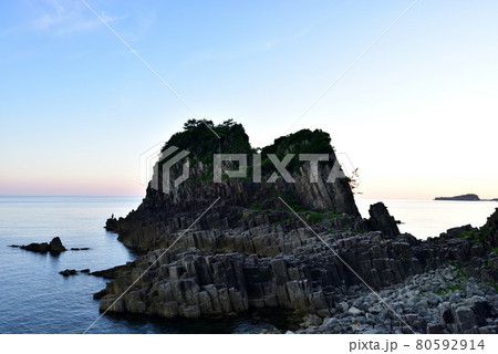 朝の越前海岸鉾島 80592914